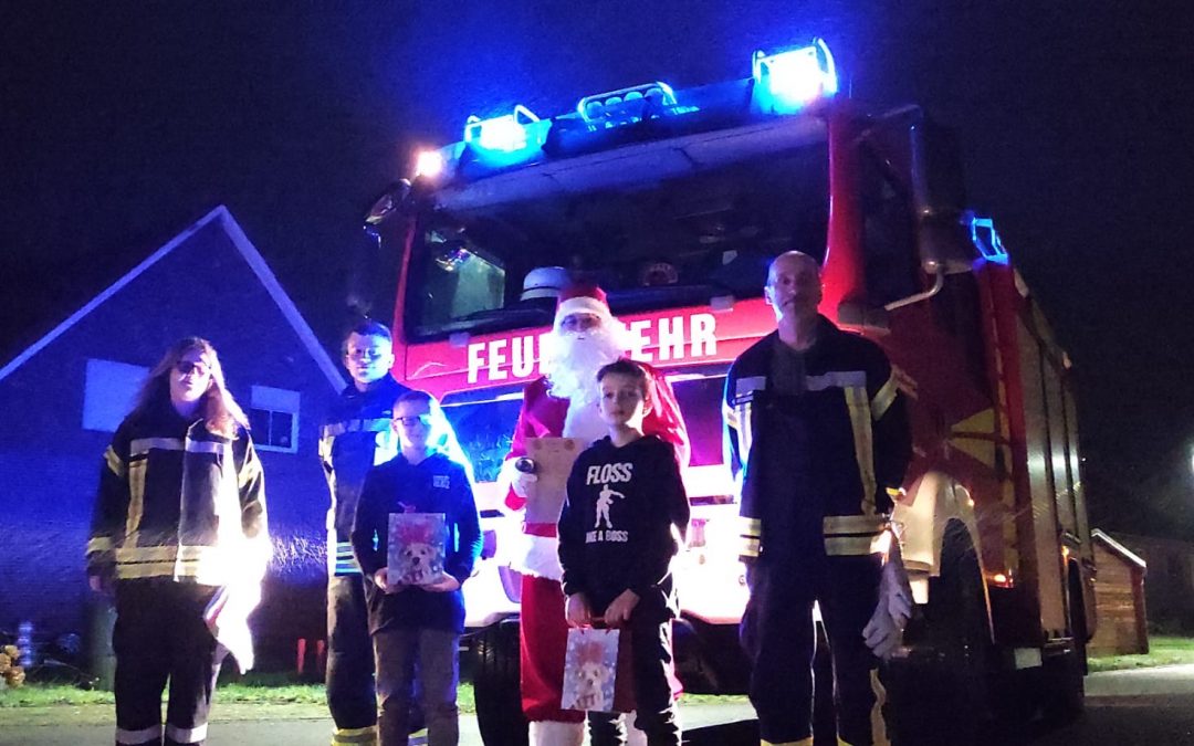 Der Weihnachtsmann im Feuerwehrwagen
