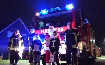 Der Weihnachtsmann im Feuerwehrwagen