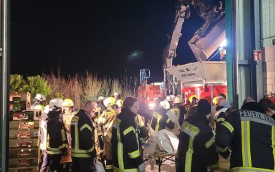 Unterstützung an der Sandsackfüllstation