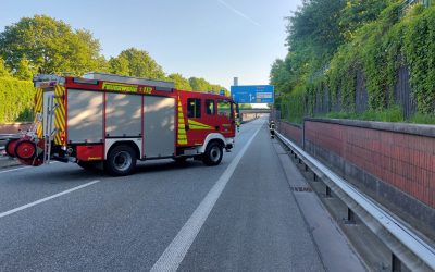 PKW landet in Leitplanke